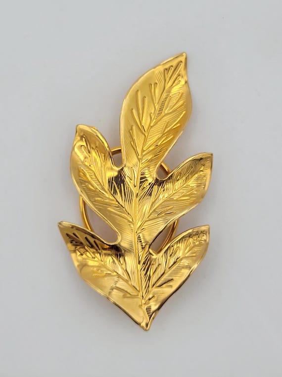 Vintage Gold Tone Metal Leaf Scarf Clip with Linear Textured Details Costume Jewelry Retro Women Statement 2 1/2" Fall Autumn Dress Concave
