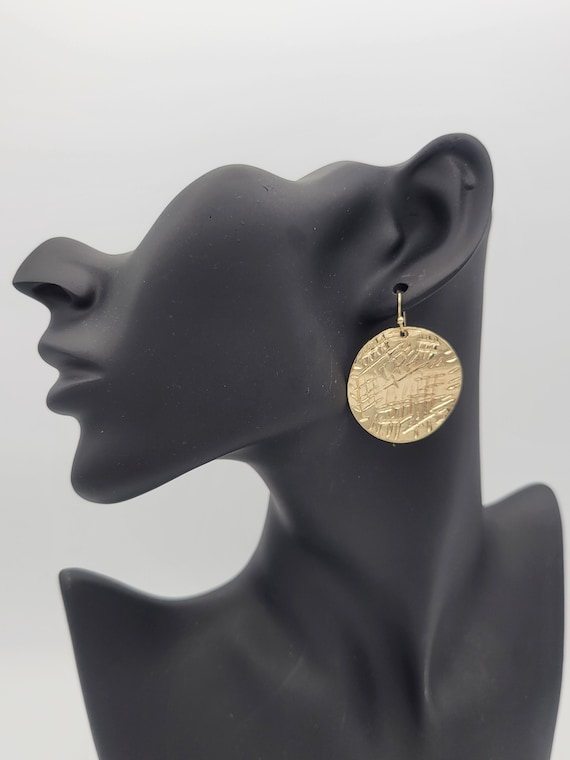 Vintage Chrome Finished Gold Tone Wavy Disc Circular Dangle Earrings Costume Jewelry Retro Women Statement Geometric Round Linear Texture