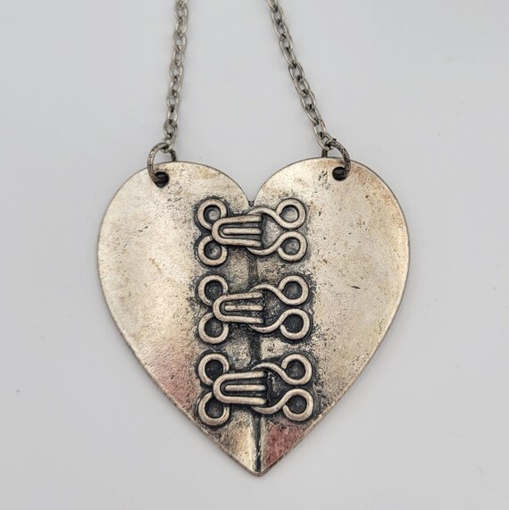 Vintage Silver Tone Long Cable Chain Necklace with Oversize Industrial Heart Pendant Costume Jewelry Retro Women Statement Hook & Eye