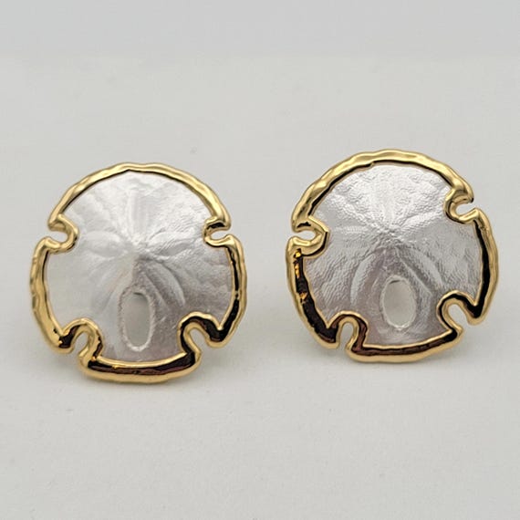 Vintage Small Ceramic Sand Dollar Stud Earrings with Gold-Tone Outline Costume Jewelry Retro Women Statement White Tropical Vacation Beach