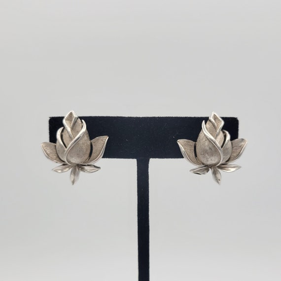 Vintage 1960s Trifari Blooming Rose Silver Tone Clip On Earrings Costume Jewelry Retro Women Statement Leaves Rosebud Brushed Chrome Crown