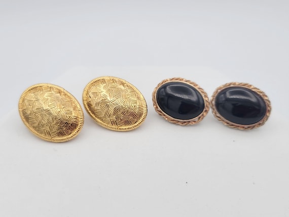 2 Pair of Vintage Gold Tone Oval Shaped Stud Earrings Costume Jewelry Retro Women Statement Accent Black Cabochon Textured Edge Versatile