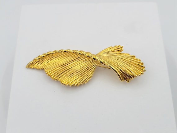 Vintage 1980s Gold Tone Textured Twisted Spray Brooch Costume Jewelry Retro Statement Women Pin Wisp Rope Lines Linear Gathered Fan Feather