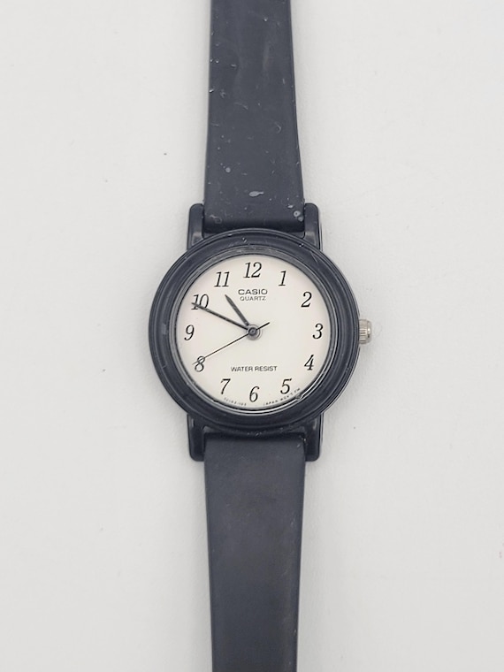 Vintage Casio LQ-139 Black & White Minimal Water Resistant Ladies Watch with Silicone Band Costume Jewelry Retro Statement Timepiece Simple