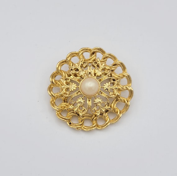 Vintage Gold Tone Openwork Curb Chain & Filigree Design Round Brooch with Faux Pearl Cabochon Costume Jewelry Retro Statement Women Pin Disc