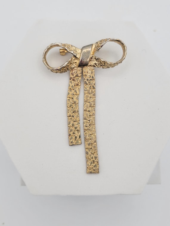 Vintage Gold Tone Nugget Style Chain Ribbon Brooch Costume Jewelry Retro Statement Classic 5/16" Wide Textured Bow Lapel Pin Women's