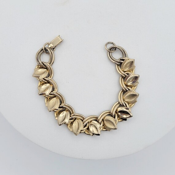Vintage 1960s Gold Tone Curb Chain & Leaf Patterned Linked Bracelet Costume Jewelry Retro Statement Women Accent 7" Long Textured Snap Lock