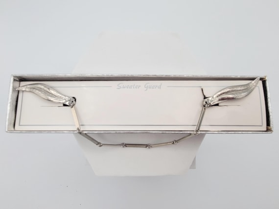 Vintage Silver Tone Double Alligator Clip Leaf Motif Sweater Clip with Chain Costume Jewelry Retro Statement Women Scarf  Dress Clip Autumn