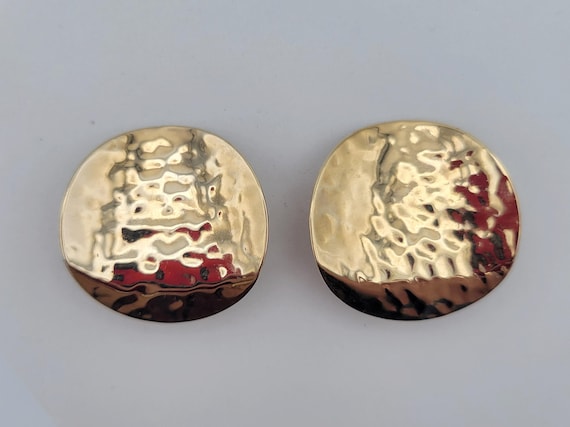 Vintage 1990s Oversize Hammered & Curved Gold Tone Circle Clip On Earrings Costume Jewelry Women Statement Retro Accessories Thin Circular