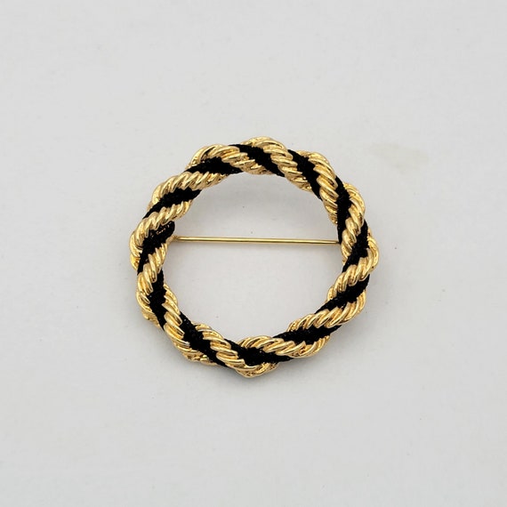 Vintage Gold Tone & Black Cord Rope Patterned Circle Brooch Costume Jewelry Retro Statement Women Pin Shiny Openwork Twisted Braid 1990s