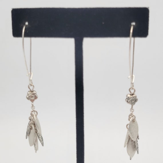Orecchini pendenti con foglie vintage tono argento, bigiotteria, accessori retrò, da donna, con foglie traforate cromate opache e fiori in filo per l'orecchio - Italia