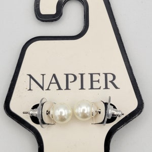 Orecchini vintage NUOVI Napier tono argento e perle finte bianche con perline su portabiti Accessori per bigiotteria da donna Classico retrò