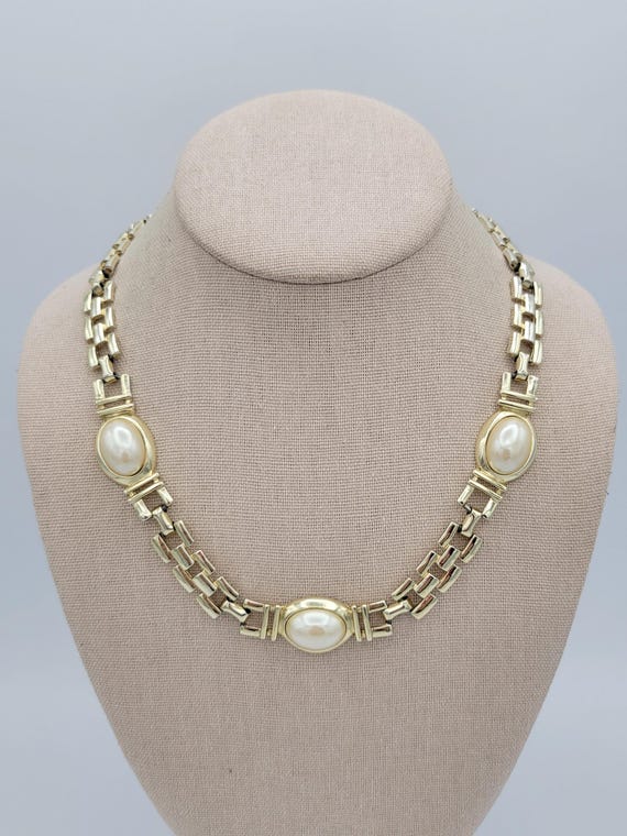 Vintage 1980s Gold Tone & Ivory Faux Pearl Bib Necklace With Openwork Chain Costume Jewelry Retro Statement Women Linked Oval Cabochons