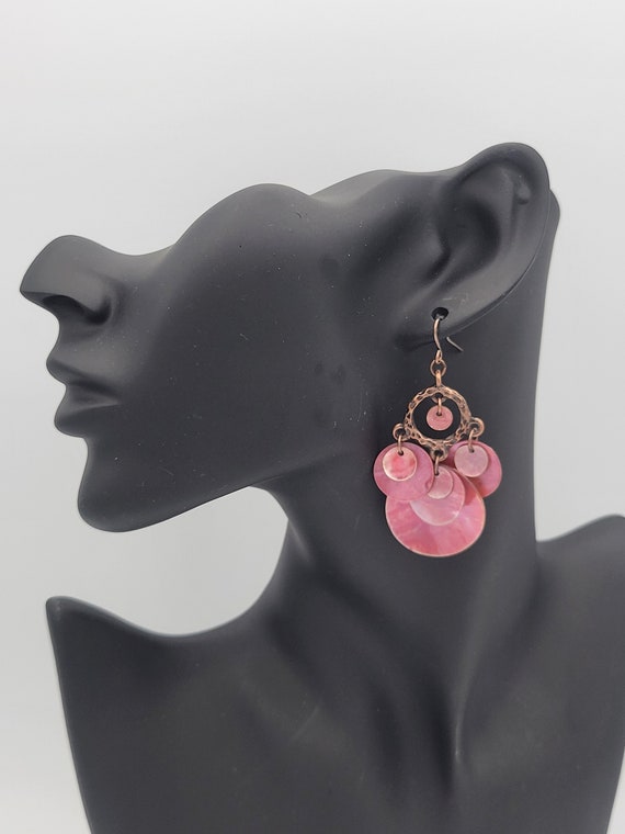 Vintage Copper Tone Bohemian Style Pink Shell Disc Chandelier Earrings Costume Jewelry Retro Women Statement Dangles Coin Dyed Seashells