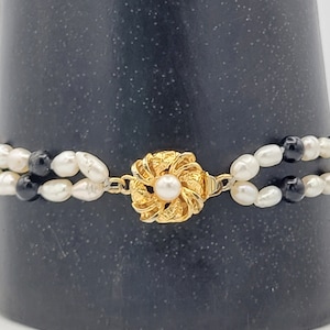 Bracciale vintage a due fili con perle barocche d'acqua dolce e perline nere con chiusura a scatola, bigiotteria, dichiarazione retrò, tonalità oro autentico bianco