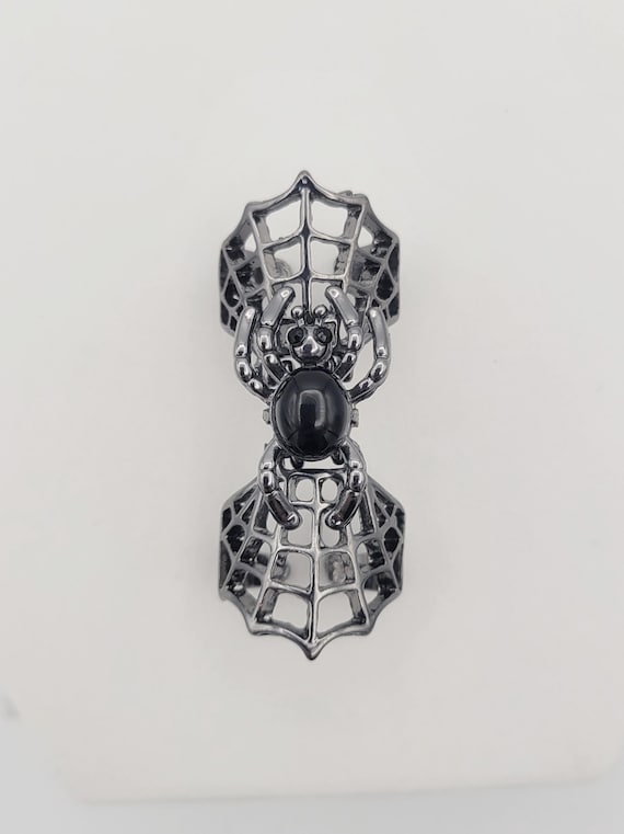 Vintage Black Gunmetal Openwork Spider & Web Articulated Knuckle Ring with Black Cabochon Costume Jewelry Women Statement Retro Halloween