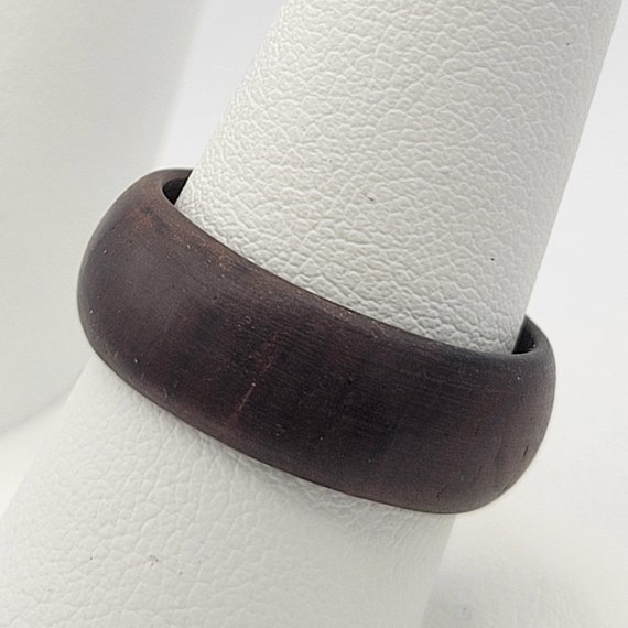 Vintage 1970s Natural Dark Wood Wide Band Cocktail Ring Costume Jewelry Statement Retro Accessories Women US Size 8 1/2 Bohemian Wooden