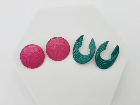 2 Pair of Vintage 1980s Thin Metal Textured Earrings with Hot Pink & Teal Enamel Costume Jewelry Retro Women Statement Openwork Round C U