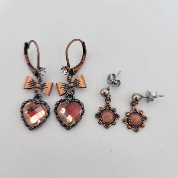 2 Pair of Vintage Copper Dangle Earrings Wm Co Goldstone & Rhinestone Hearts with Bows Costume Jewelry Retro Women Statement Small Minimal