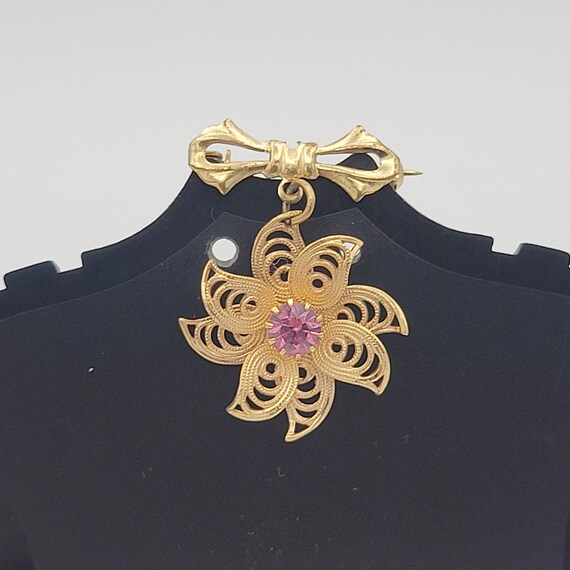 Vintage Gold Tone Ribbon Bar Brooch with Openwork Floral & Rhinestone Dangle Costume Jewelry Retro Statement Women Pin Pinwheel Pink Flower