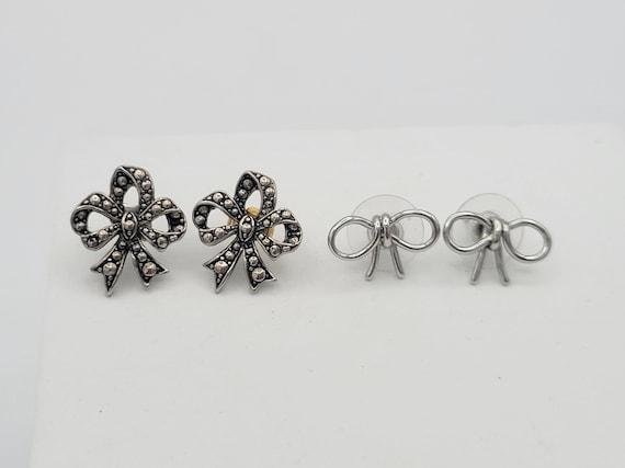 2 Pair of Vintage Silver Tone Openwork Ribbon Shaped Stud Earrings Costume Jewelry Retro Women Statement Accessories Bows Tied Chrome