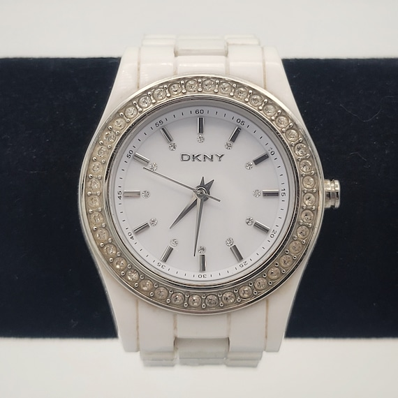 Vintage DKNY Chambers NY 8145 blanche ronde montre femme avec strass et boucle deployante bijoux fantaisie retro tendance montre en plastique Etsy Canada
