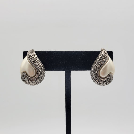 Vintage Silver Tone Textured Teardrop Stud Earrings with White Faux Pearls Costume Jewelry Statement Accessories Retro Women Pear Studded