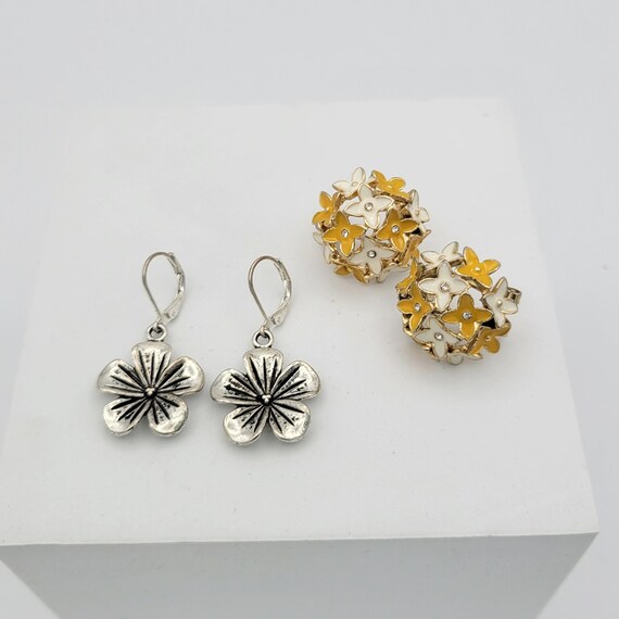2 Pair of Vintage Floral Earrings Dangles Studs Costume Jewelry Retro Women Statement Silver Gold Tone Yellow White Enamel Dome Pierced
