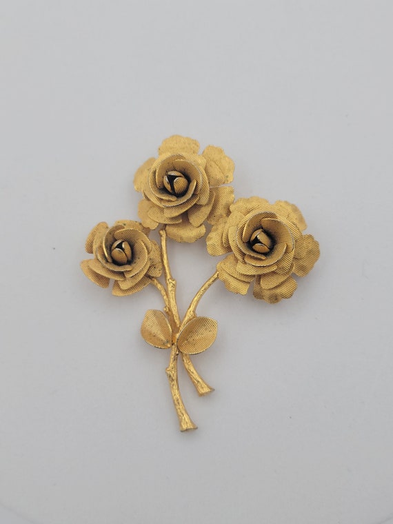 Vintage 1960s Textured Gold Tone 3D Long Stem Rose Bouquet Brooch Costume Jewelry Retro Statement Women Pin Large Oversize Austria Leaves