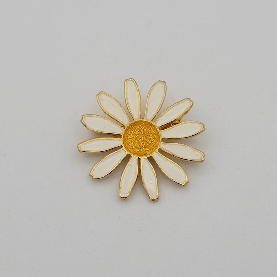 Vintage Gold Tone & White Enamel Daisy Flower Brooch Costume Jewelry Retro Women Accessories Statement Pin Floral Motif Yellow Petals Spring