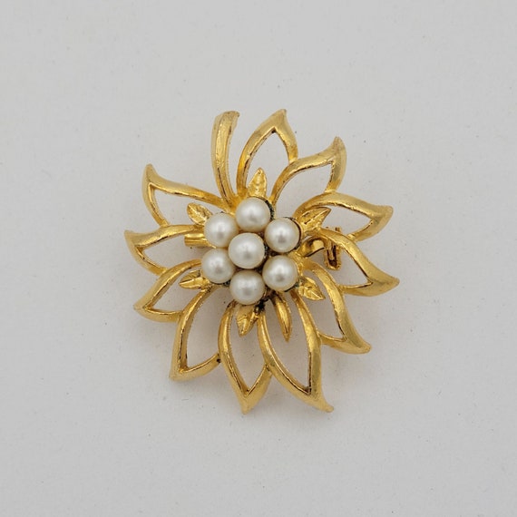 Vintage 1960s Gold Tone Openwork Leaf Brooch with White Faux Pearl Accents Costume Jewelry Retro Women Accessories Lapel Pin Flower Stem
