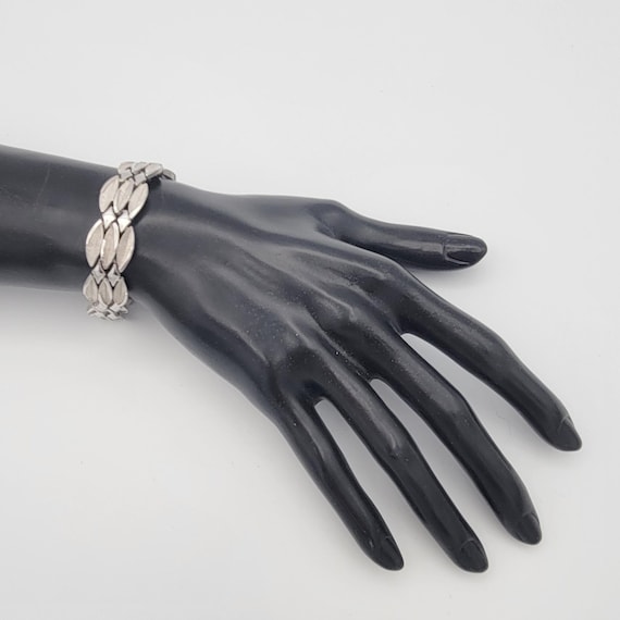 Vintage 1970s Trifari Silver Tone Oval Leaf & Diamond Patterned Linked Bracelet Costume Jewelry Statement Women 7 1/4" Textured Snap Lock