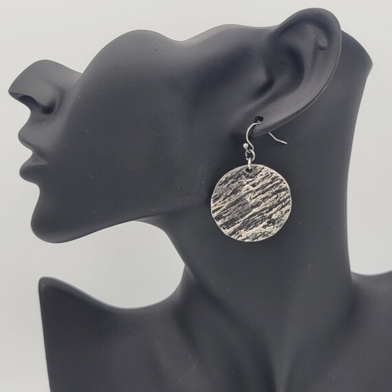 Vintage Antiqued Silver Tone Textured Disc Dangle Earrings Costume Jewelry Women Retro Brutalist Industrial Ripples Ridges Ribbed