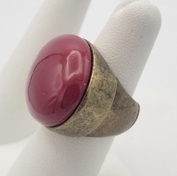 Vintage Oversize Antique Gold Tone Stretch Cocktail Ring with Raspberry Oval Cabochon Statement Right Hand Ring Costume Jewelry Chunky