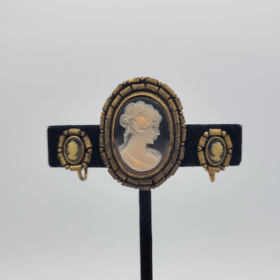 Vintage Antique Gold Tone Jewelry Set with Black & White Female Cameos Costume Jewelry Retro Statement Women Brooch and Clip On Earrings