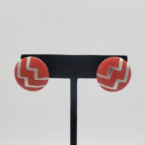 Vintage Brushed Silver Tone & Coral Enamel Zig Zag Domed Button Stud Earrings Costume Jewelry Statement Accessories Women Retro 7/8" Chevron
