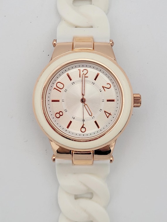 Vintage Rose Gold Tone & White Ladies Watch with Curb Chain Shaped Silicone Band Costume Jewelry Retro Statement Timepiece 24 Hour Dial