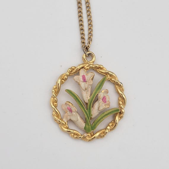 Vintage AUG Gold Tone & Enamel Floral Circle Pendant Necklace with Gold Tone Curb Chain Costume Jewelry Retro Women Accent Flowers Openwork