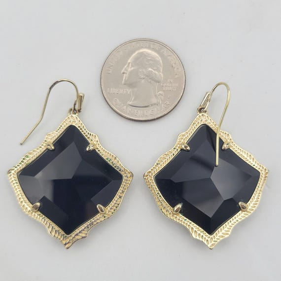 Boucles d'oreilles en acier doré avec un triangle ouvert - Evy's Secrets