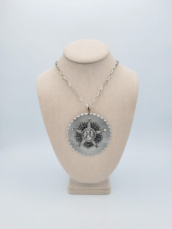Vintage Oversize Silver Tone Circular Medallion Pendant with Cable Chain Necklace Costume Jewelry Retro Statement Women Circle Star Crest