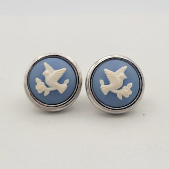 Vintage 1980s Avon Wedgewood Style Silver Tone & Blue/White Dove Cameo Stud Earrings Costume Jewelry Retro Women Statement 1/2" Chrome