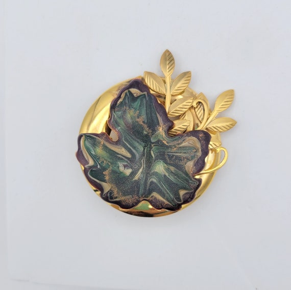 Vintage Gold Tone Circle Brooch with Plastic Swirled Maple Leaf Costume Jewelry Retro Statement Women Pin Shiny Green Yellow Brown Textured