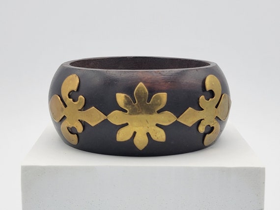 Vintage Dark Wood Bangle Bracelet With Brass Flowers & Fleur de Lis Design Costume Jewelry Retro Statement Women Wide Thick Chunky Natural
