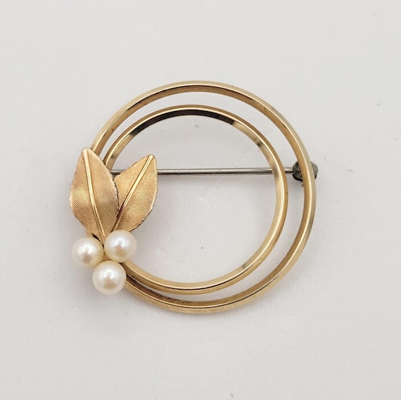 Vintage 1950s Krementz Gold Plated Pearl & Leaf Double Circle Brooch Costume Jewelry Retro Statement Women Pin Leaves Openwork White Beads