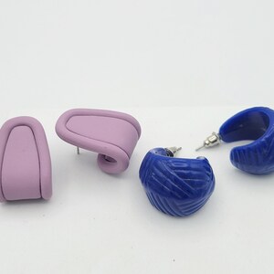 2 Pair of Vintage 1980s Chunky Plastic Curved Stud Earrings Costume Jewelry Retro Women Statement Purple Cobalt Blue Lavender Hoops Looped
