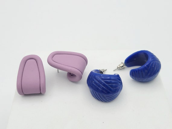2 Pair of Vintage 1980s Chunky Plastic Curved Stud Earrings Costume Jewelry Retro Women Statement Purple Cobalt Blue Lavender Hoops Looped