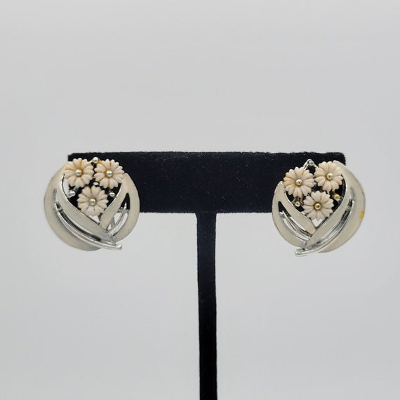 Vintage 1960s Lisner Silver Tone & White Enamel Openwork Floral Button Screw Back Earrings Retro Women Accessories Statement Costume Jewelry