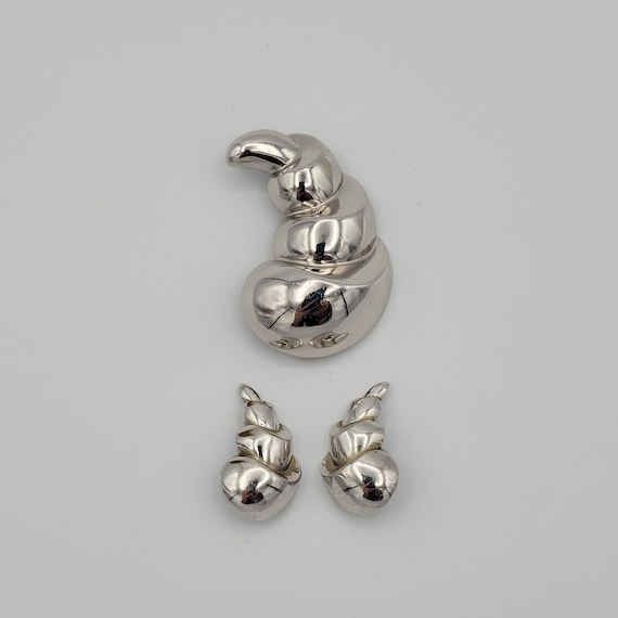 Vintage Monet Silver Tone Stacked Scallop Crescent Jewelry Set with Brooch and Clip-On Earrings Costume Jewelry Retro Statement Women Chrome
