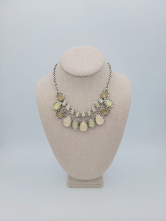 Vintage NY Brand Silver Tone Bib Necklace w/ Pear Shaped Pale Green & Peach Stones Costume Jewelry Retro Statement Choker Collar Adjustable