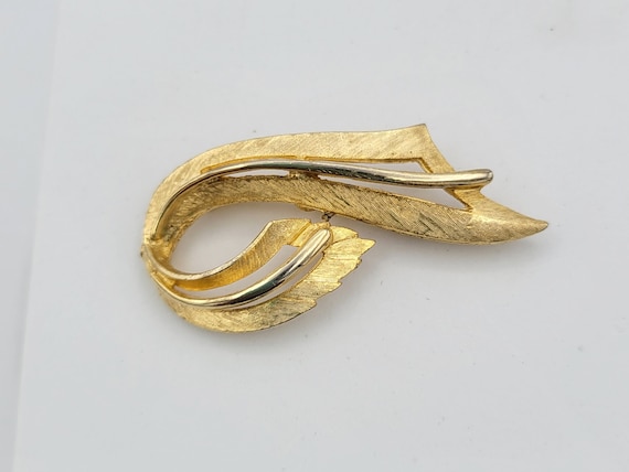 Vintage 1960s Gold Tone Textured Ribbon Flourish Brooch Costume Jewelry Retro Statement Women Pin Openwork Curve Scallop Bow Swirl Chrome